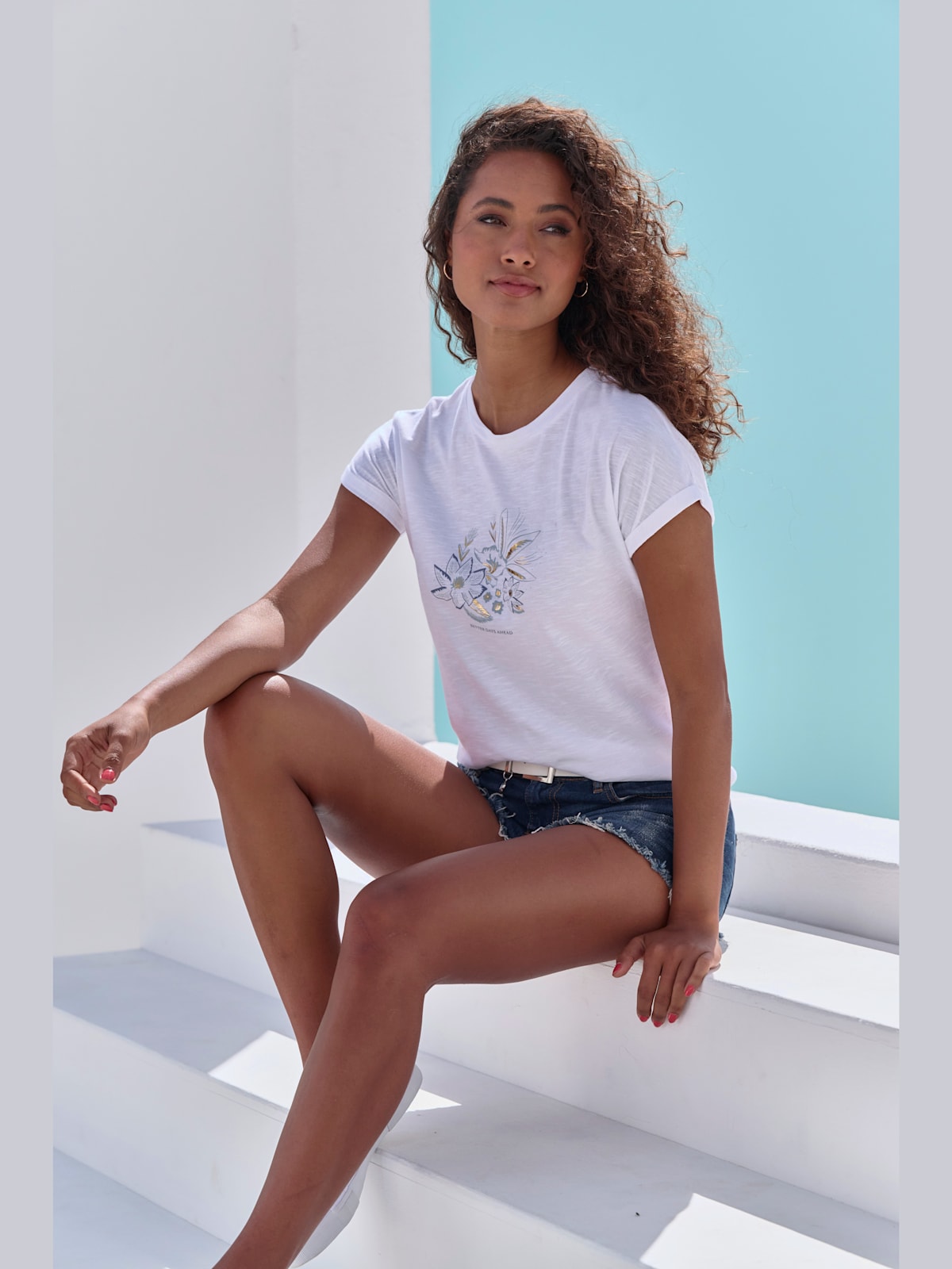 T-shirt imprimé brillant, doré et estival devant - Vivance - Modalova