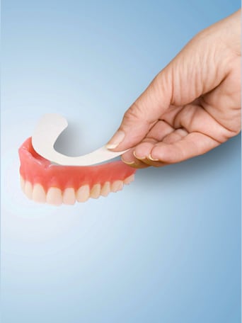 Pastilles adhésives avec prothèse