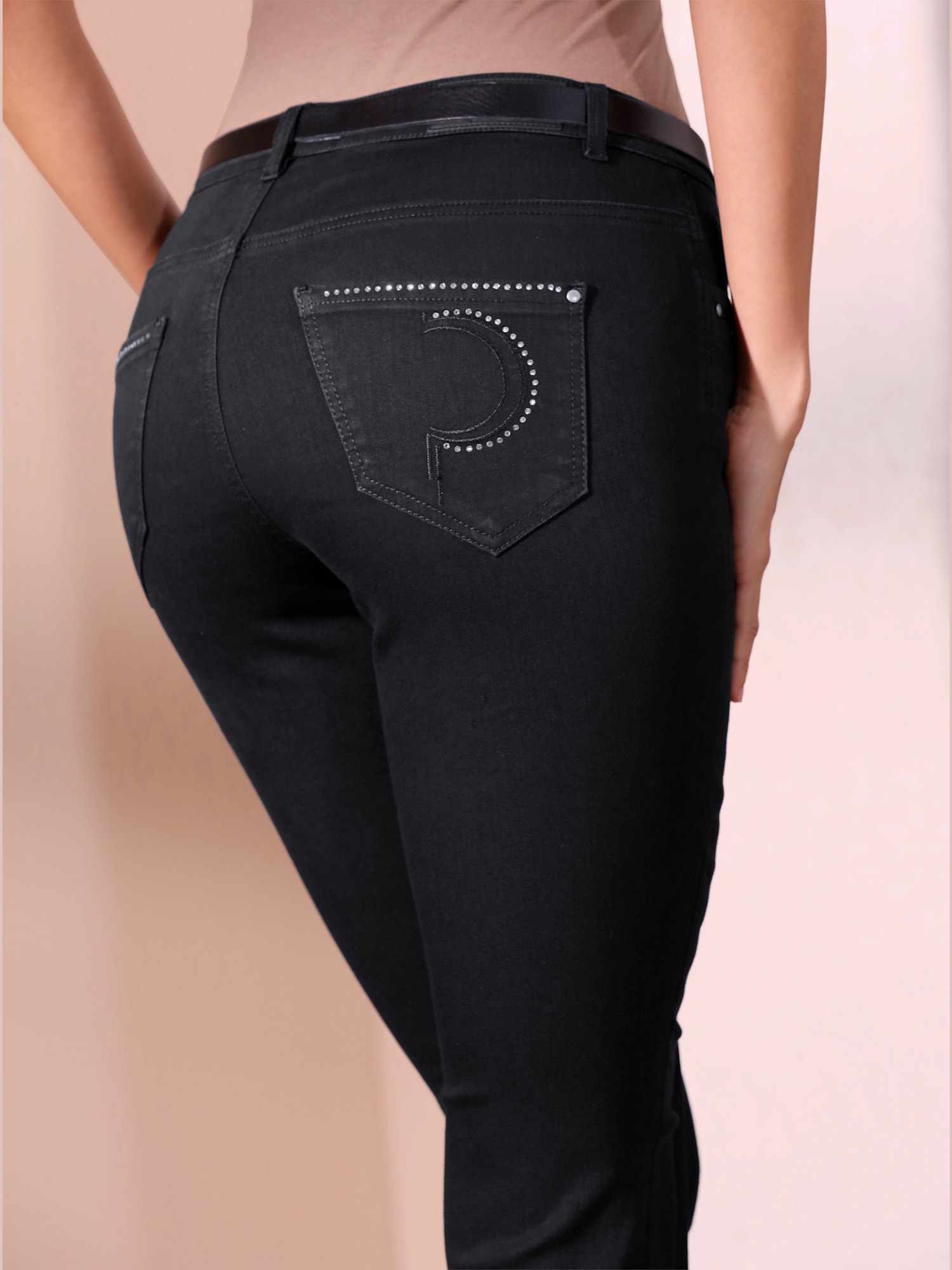 Jean 5 poches poches avec broderie et pierres fantaisie, couleur noir, taille 50, marque Ascari - helline