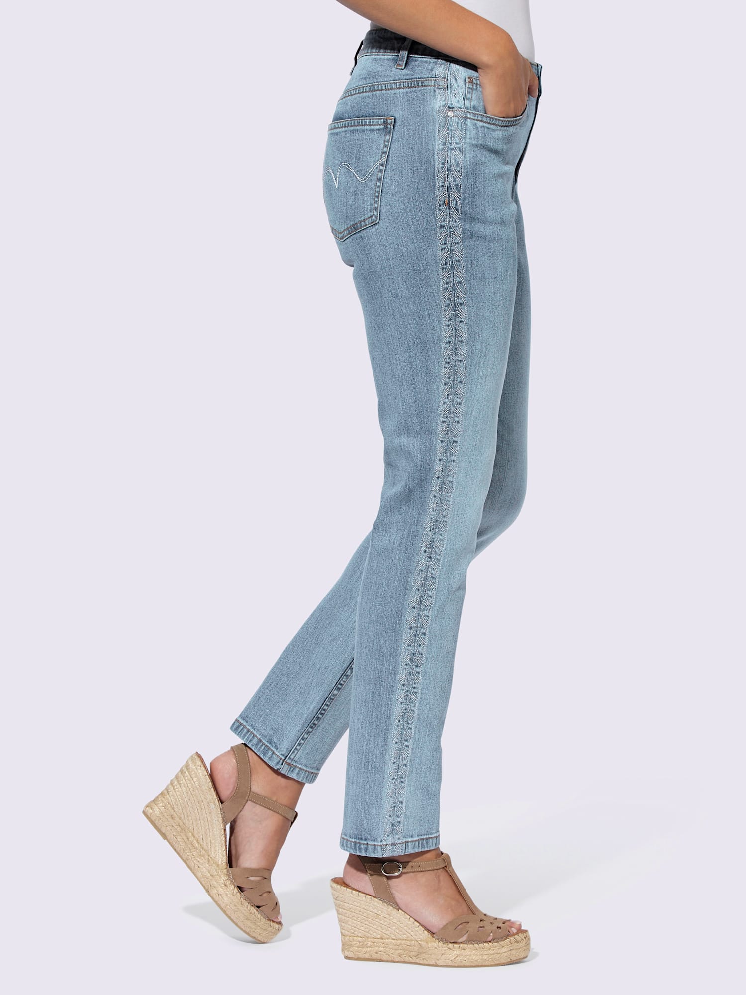 Jean 5 poches broderie le long des coutures latérales, couleur bleu, taille 40, marque Linea Tesini - helline