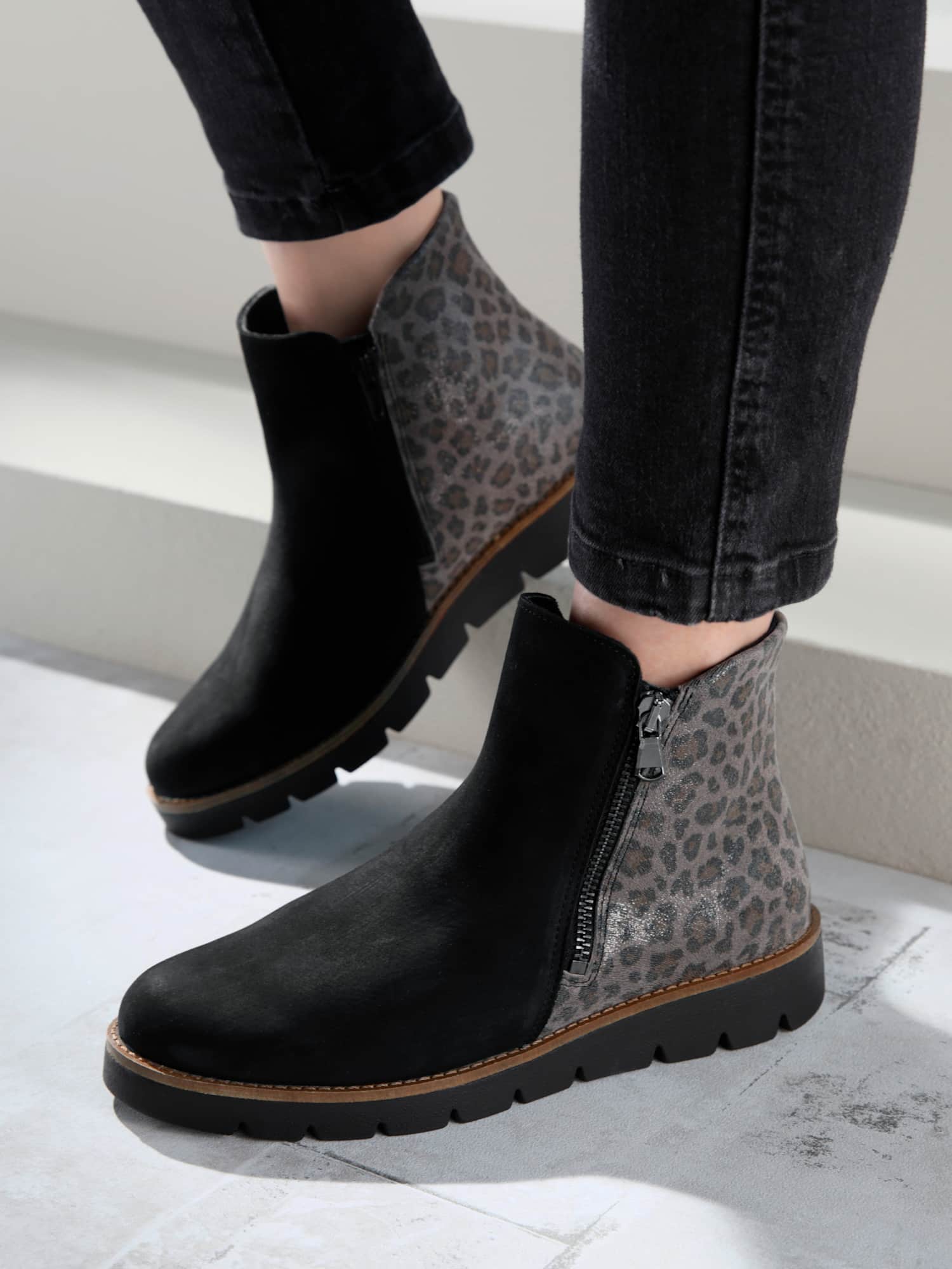 Bottine courte cuir vachette, noir à motifs, taille 38 - helline