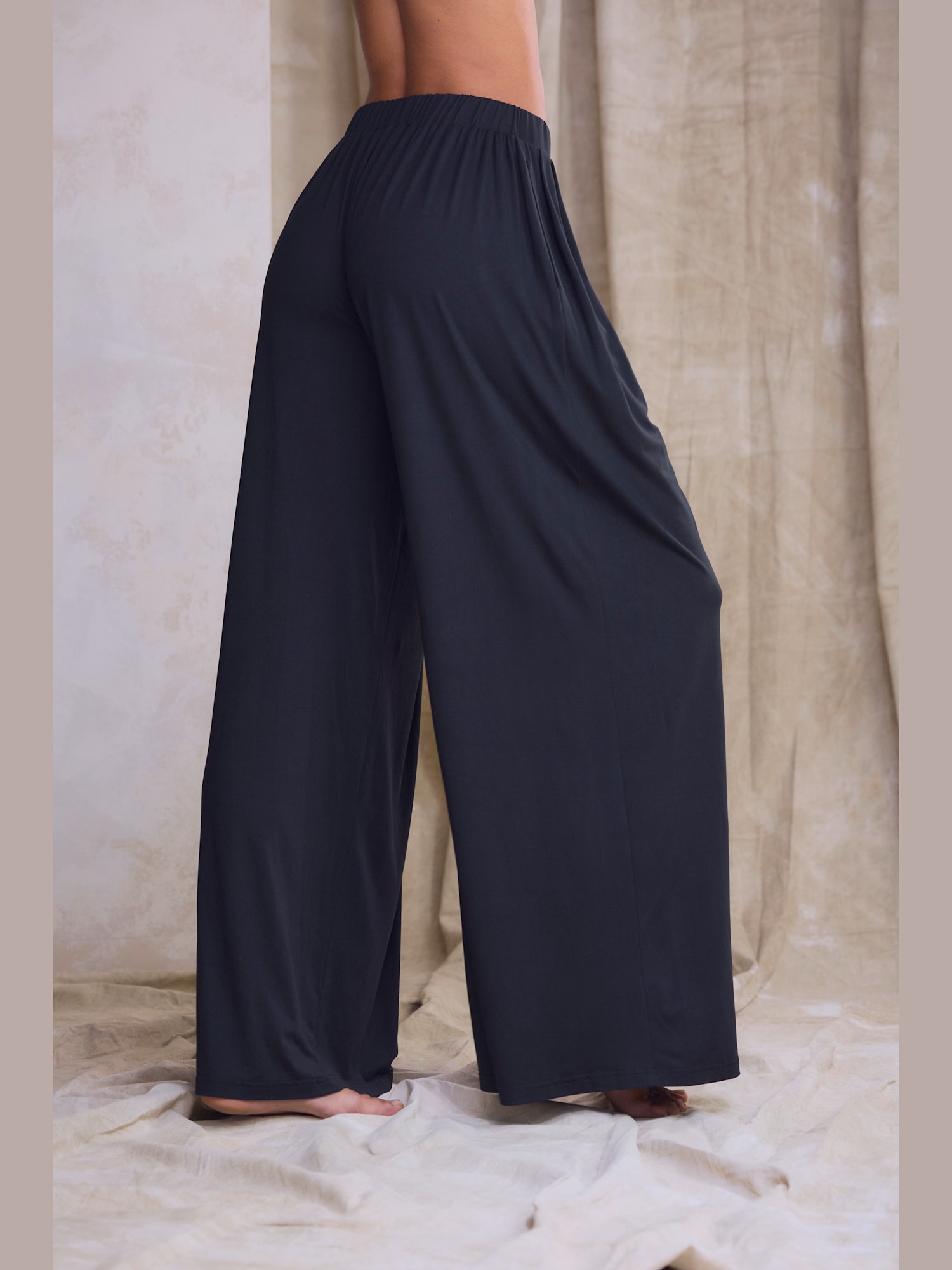 Pantalon extra-large et doux avec pinces, couleur noir, taille 40, marque LASCANA - helline