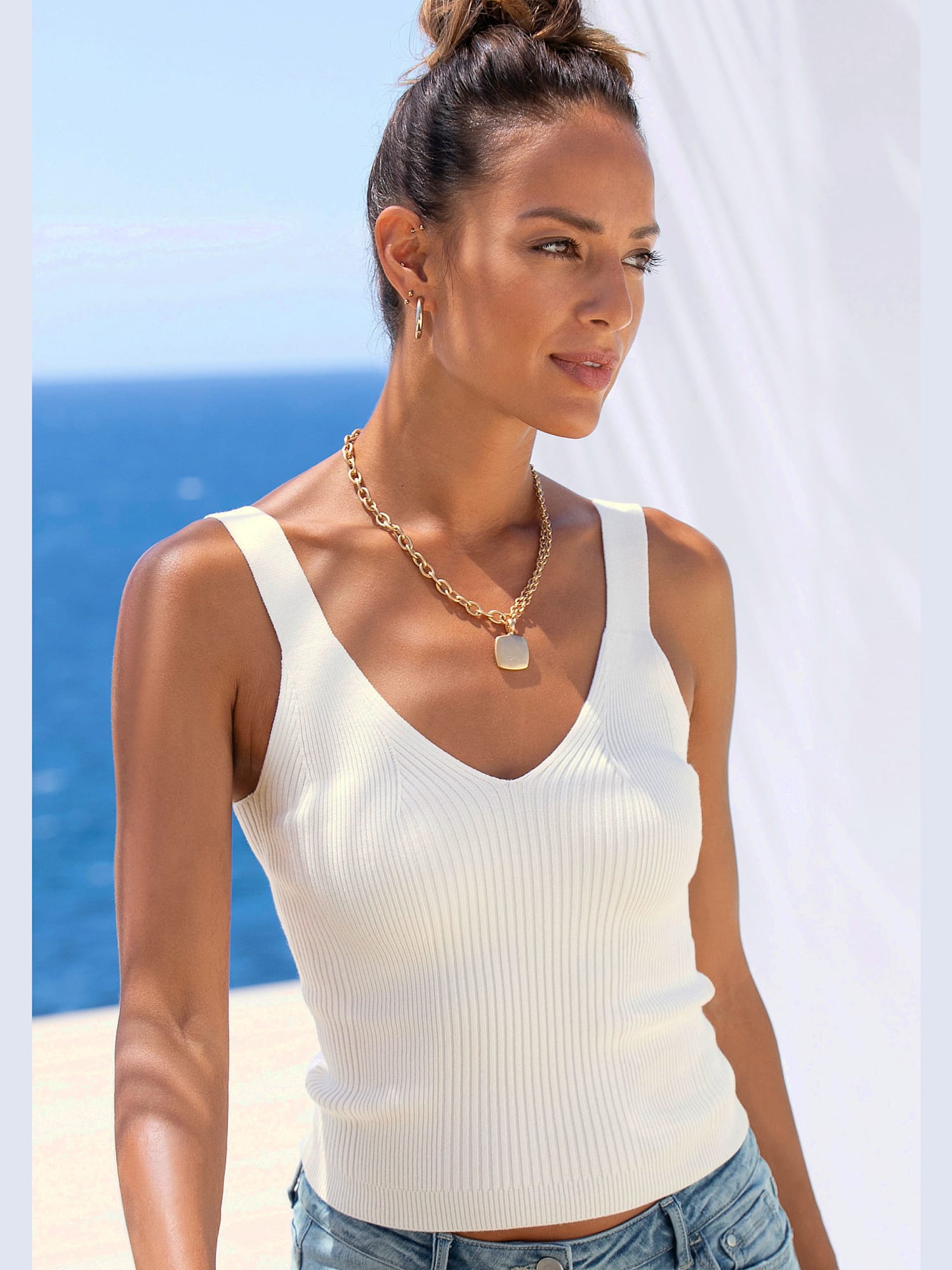 Débardeur en tricot encolure en v affinante, couleur blanc, taille 42/44, marque LASCANA - helline