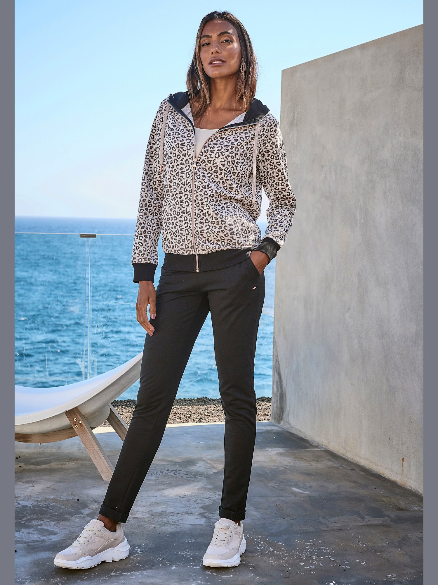 Pantalon détente long et confortable, couleur noir, taille 38/40, marque LASCANA - helline