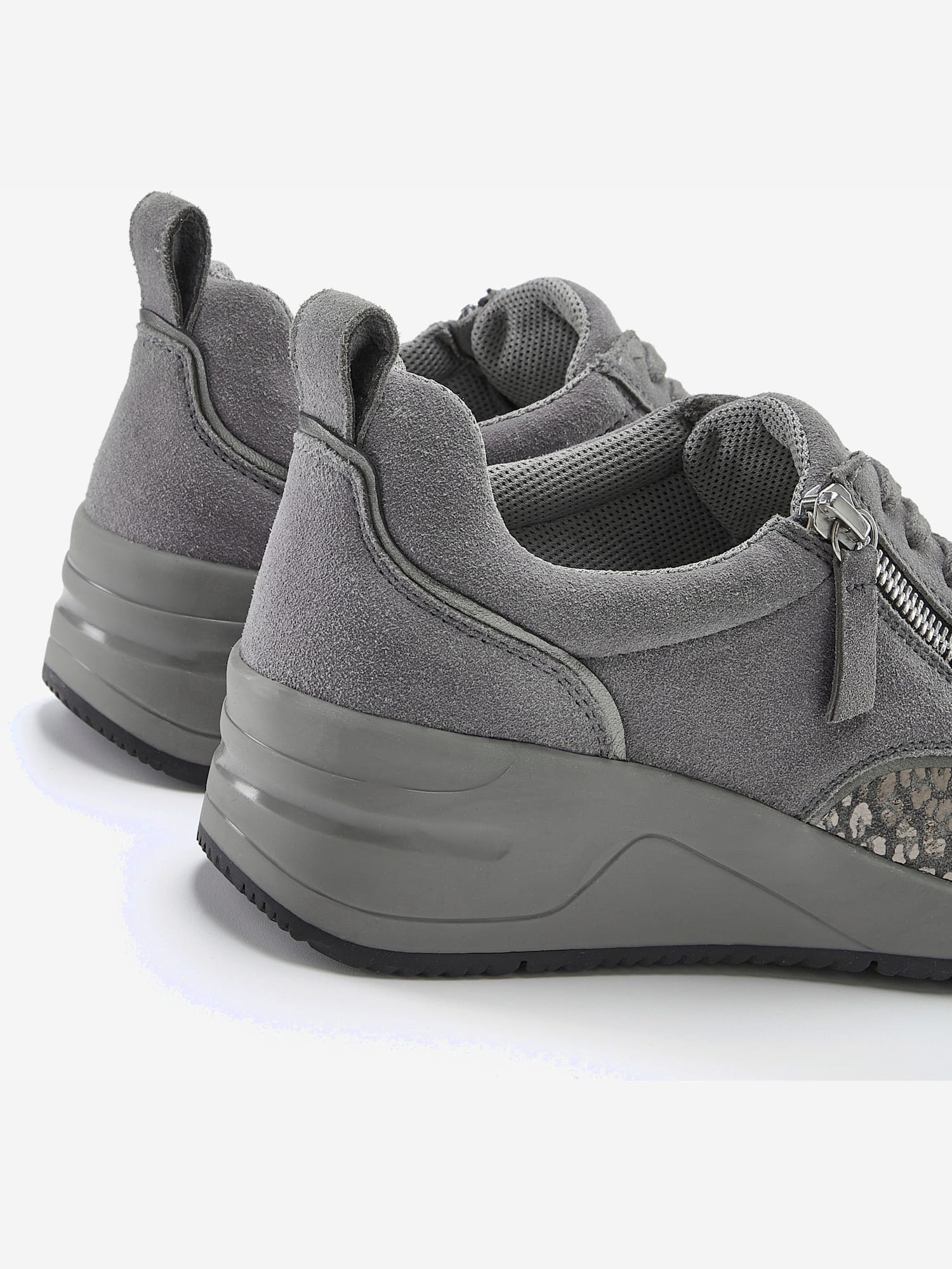 Baskets sneakers élégantes avec imprimé léopard brillant tendance et superbe imitation daim, gris moyen uni, taille 40, LASCANA - helline