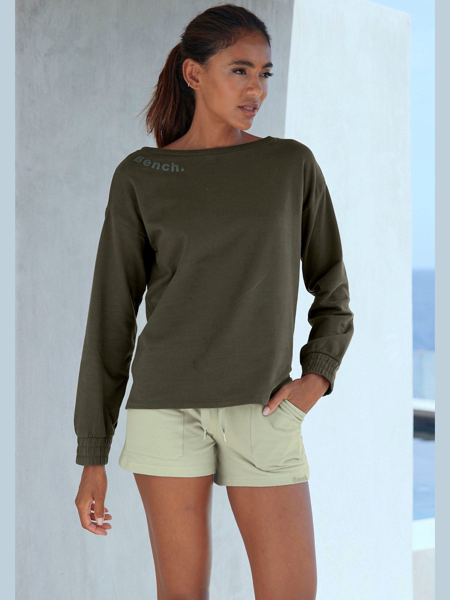 Sweatshirt basique, couleur vert, taille 38/40, marque Bench. Loungewear - helline