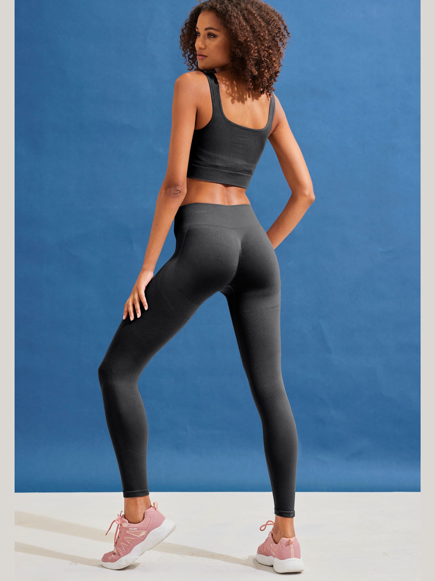 Caleçon court sans coutures legging au design sans coutures, couleur noir, taille M (40/42), marque LASCANA - helline