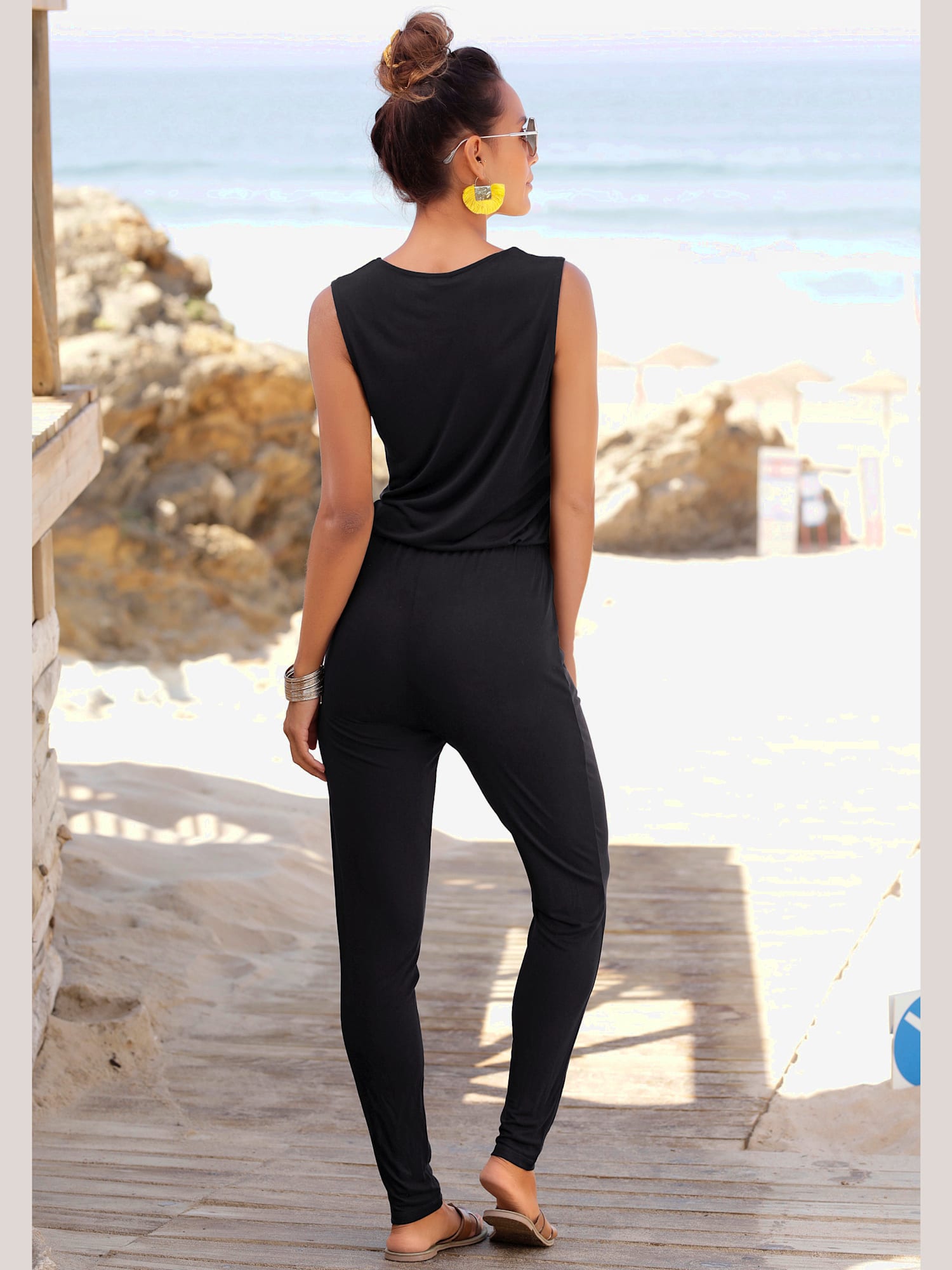 Combinaison avec encolure en v, couleur noir, taille 44, marque LASCANA - helline