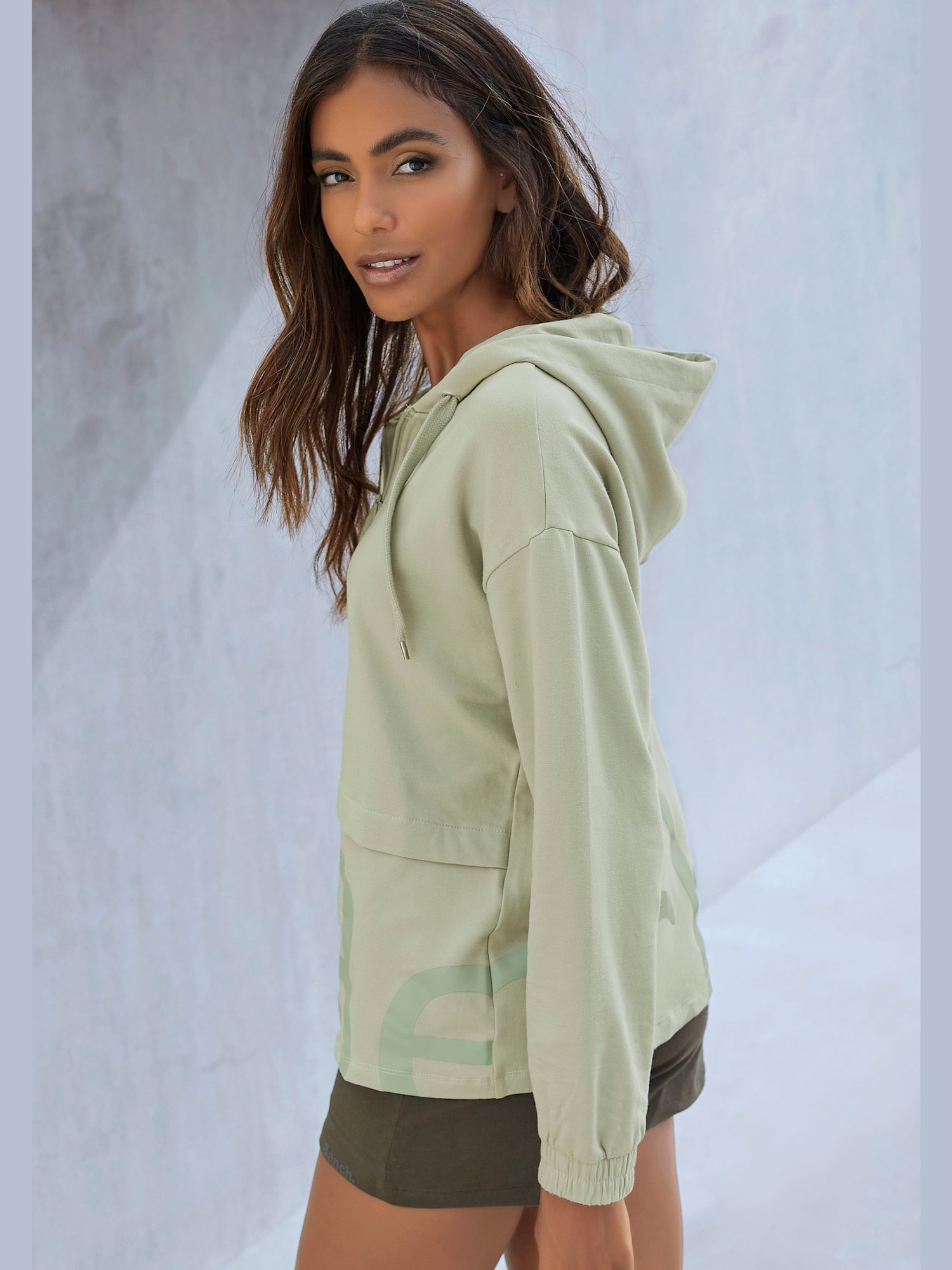 Sweatshirt avec glissière et capuche, couleur vert, taille 42/44, marque Bench. Loungewear - helline