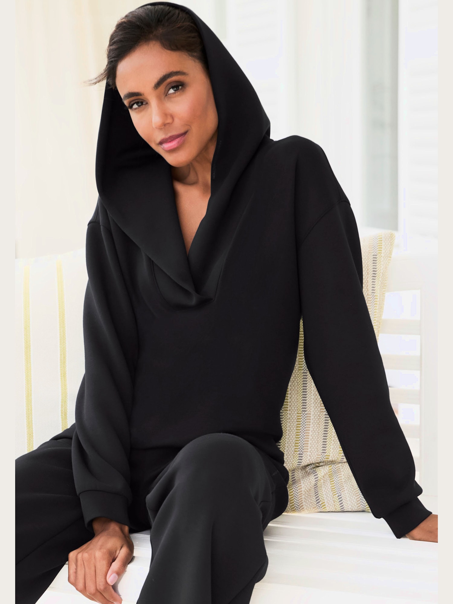 Sweatshirt à capuche avec encolure en v, couleur noir, taille 46/48, marque French Connection - helline