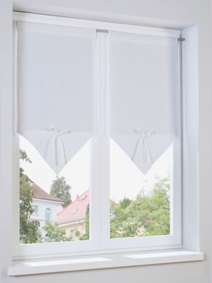 Rideau de vitrage à tendre au niveau du cadre de la fenêtre