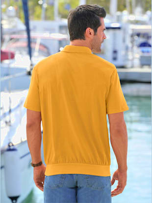 T-shirt à manches courtes empiècement tissu sur le col, la patte de boutonnage et la poche poitrine