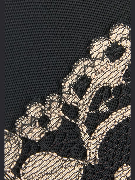 Soutien-gorge à coques, dentelle romantique sous les bonnets