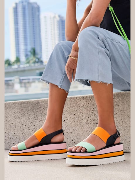 Sandales design cool en duo de couleurs