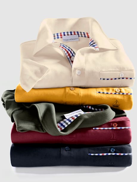 T-shirt à manches courtes empiècement tissu sur le col, la patte de boutonnage et la poche poitrine