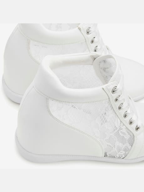 Baskets sneakers élégantes avec empiècement en dentelle tendance, idéales comme chaussures de mariée