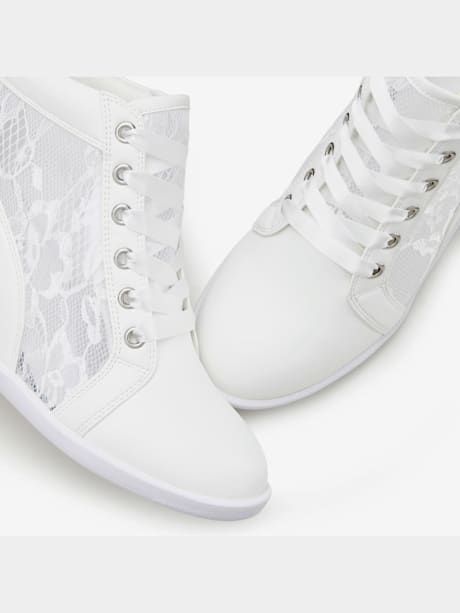 Baskets sneakers élégantes avec empiècement en dentelle tendance, idéales comme chaussures de mariée