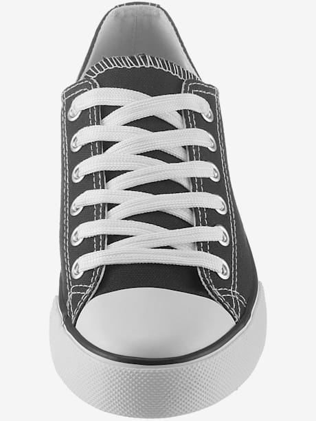Baskets sneakers basiques parfaites avec un jean